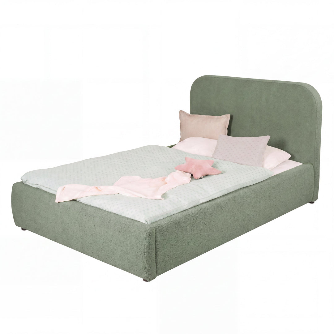 Cama infantil roba Little Dream verde con cabecero tapizado, vestida con ropa de cama de lunares y cojines. Generada parcialmente con IA.