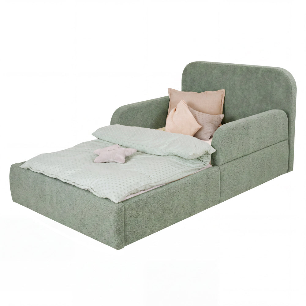 Cama infantil roba Little Dream verde con cabecero y protecciones laterales, vestida con ropa de cama. Generada parcialmente con IA.