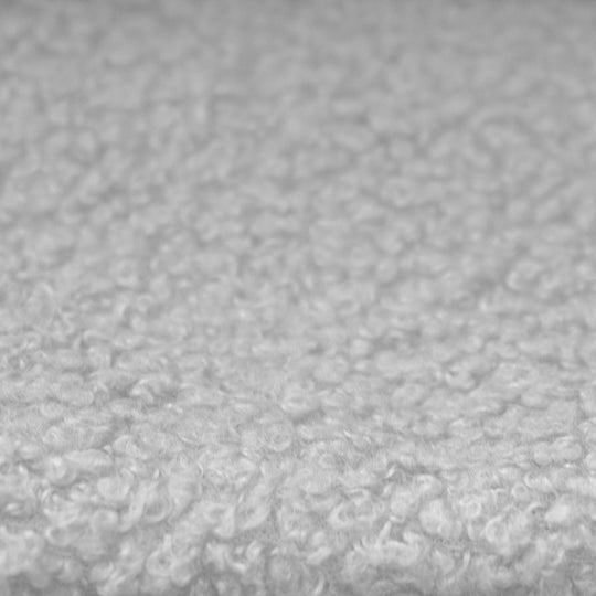Primer plano de la funda de tela bouclé gris claro de la cama infantil roba Little Dream.