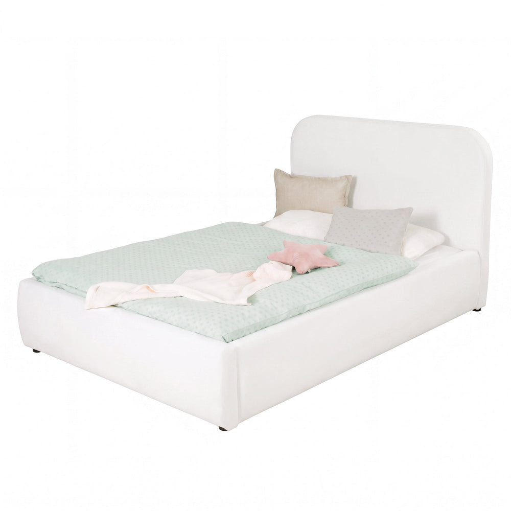 Cama blanca de bouclé 120x200 cm con ropa de cama color menta, imagen recortada.