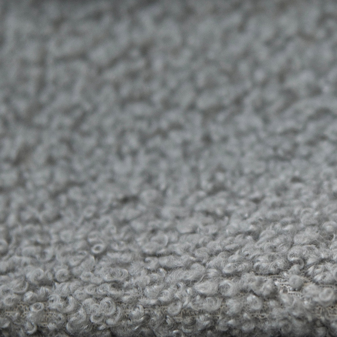 Primer plano de la funda de tela bouclé antracita de la cama infantil roba Little Dream.