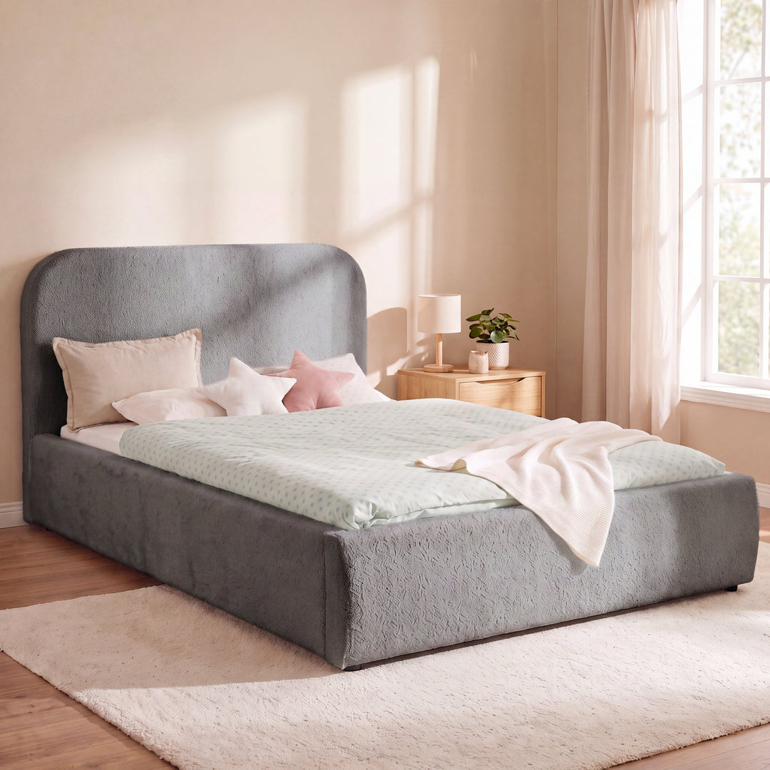 Cama infantil roba Little Dream antracita en un dormitorio luminoso con mesita de noche y lámpara de lectura. Generada parcialmente con IA.