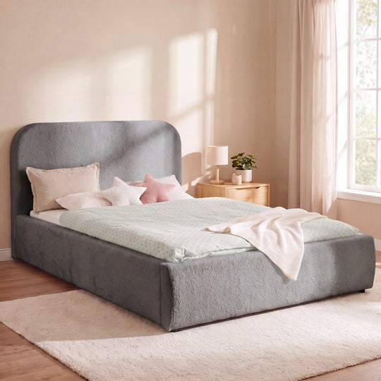 Cama infantil roba Little Dream antracita en un dormitorio luminoso con mesita de noche y lámpara de lectura. Generada parcialmente con IA.