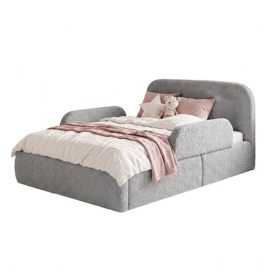 Cama infantil roba Little Dream antracita con protección lateral, ropa de cama blanca y peluche. Generada parcialmente con IA.