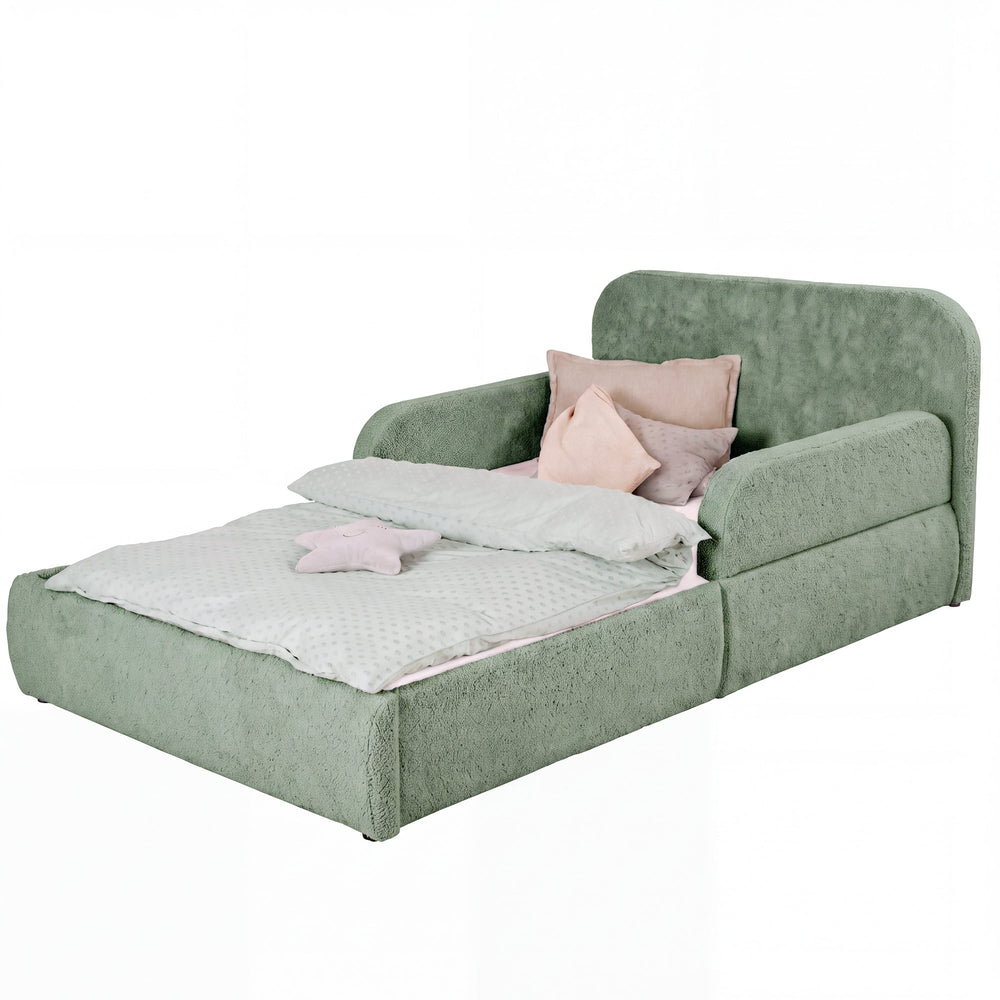 Cama infantil roba Little Dream verde salvia con cabecero y protecciones laterales, vestida con ropa de cama y cojines. Generada parcialmente con IA.