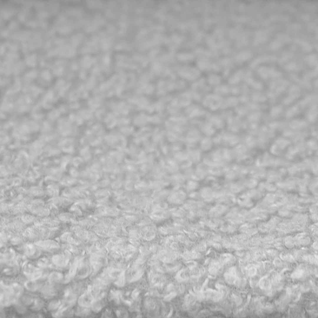 Primer plano de la funda de tela bouclé gris claro de la cama infantil roba Little Dream.