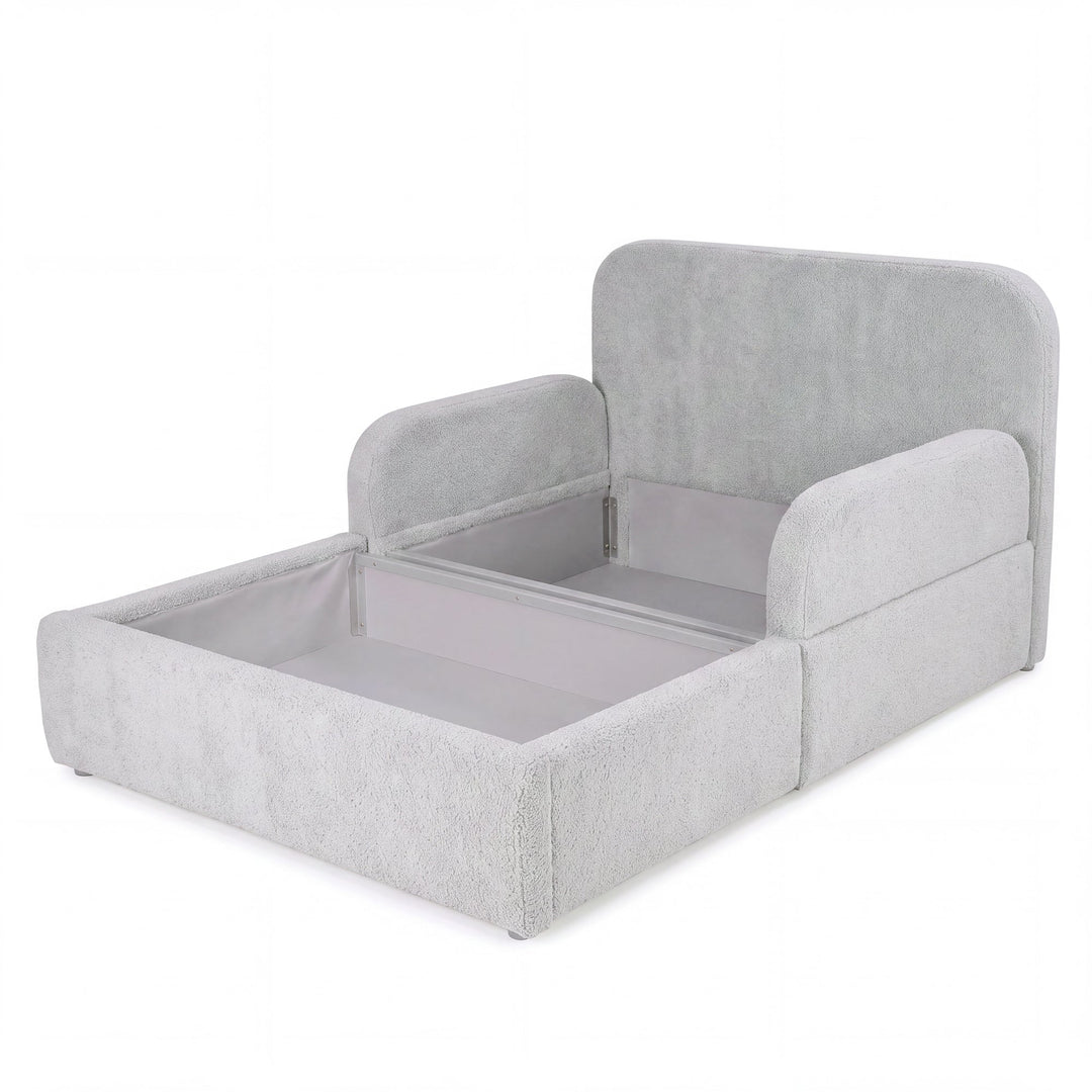 Cama infantil roba Little Dream gris claro con el arcón abierto y espacio de almacenaje bajo la superficie de descanso. Generada parcialmente con IA.