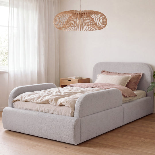 Pannelli laterali grigi chiari sul letto per bambini roba Little Dream in una camera da letto con lampada a sospensione ad anelli. Parzialmente generata con IA.
