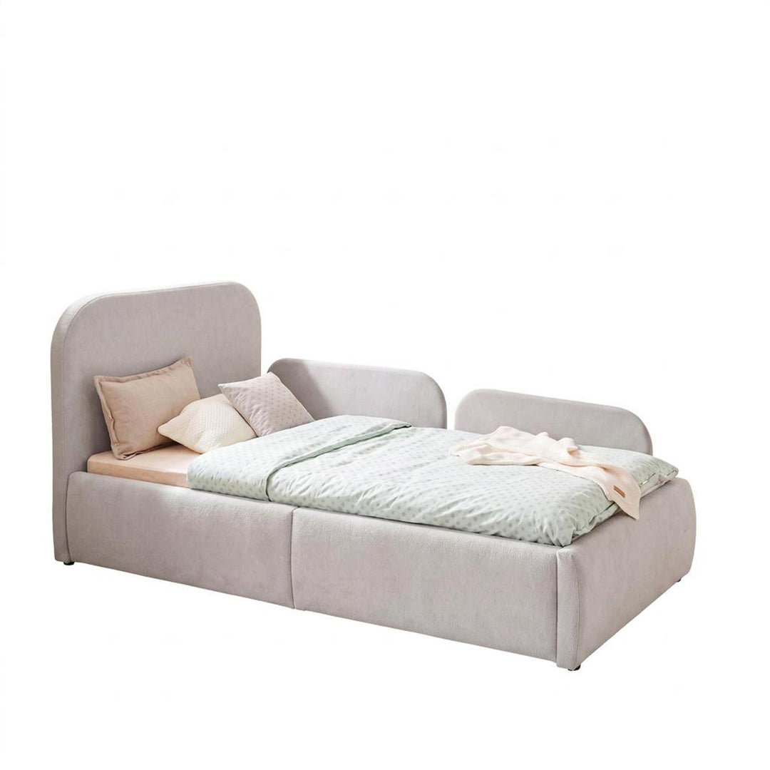 Letto per bambini roba Little Dream con pannelli laterali grigi chiari montati, vista laterale. Parzialmente generata con IA.