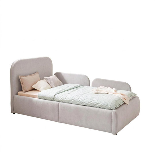 Letto per bambini roba Little Dream con pannelli laterali grigi chiari montati, vista laterale. Parzialmente generata con IA.