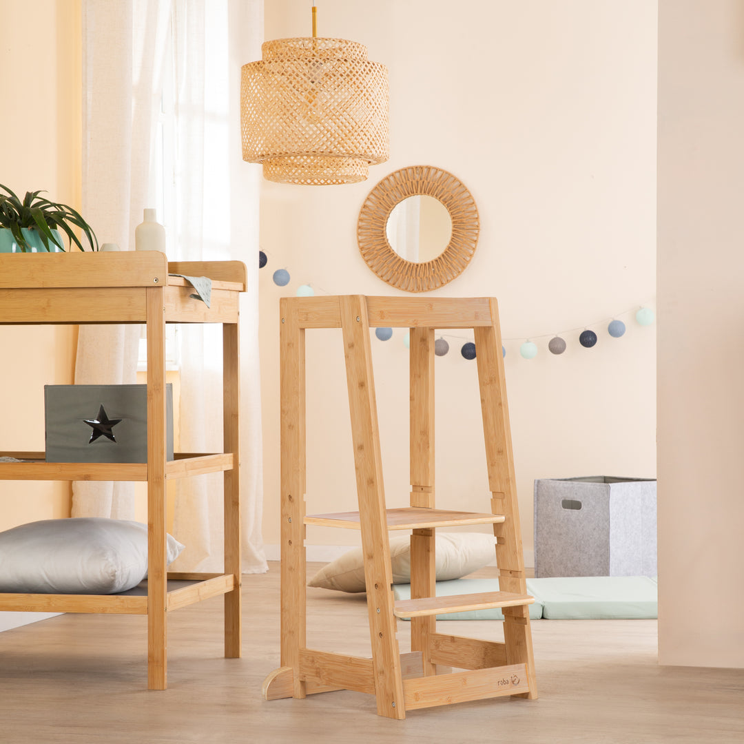 Torre de aprendizaje de madera de bambú - Taburete escalón para niños - Certificado FSC - Hasta 80 kg resistente a carga – Foto ambientada (2/8)