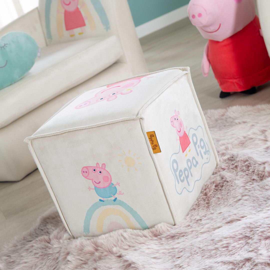 Tabouret enfant 'Peppa Pig' en forme de cube - Housse en velours en beige + peppa print – Photo d'ambiance (2/7)