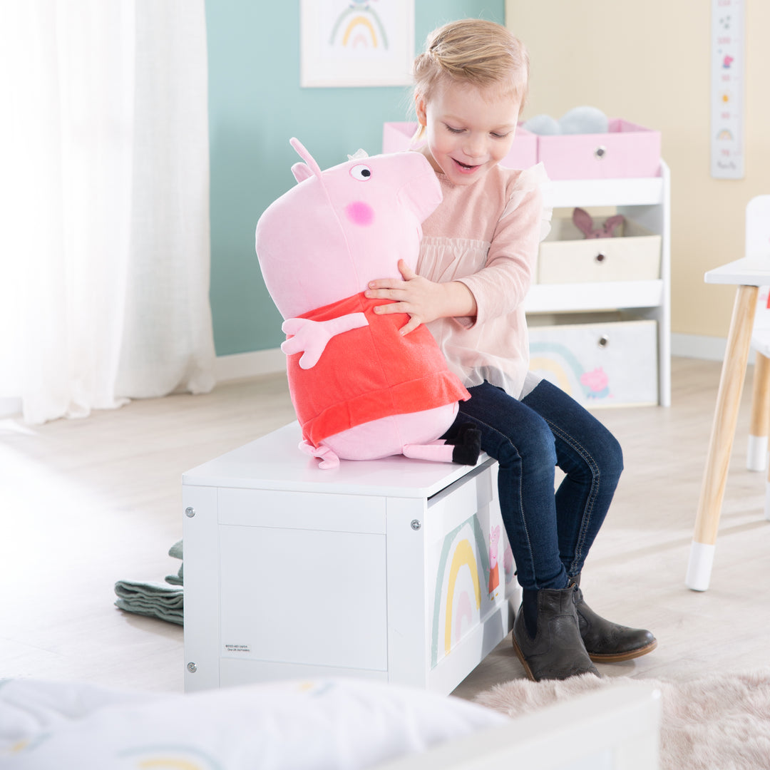 Spielzeugtruhe 'Peppa Pig' aus Holz - Klappbare Sitzfläche - Weiß / Rosa – Milieubild (4/7)