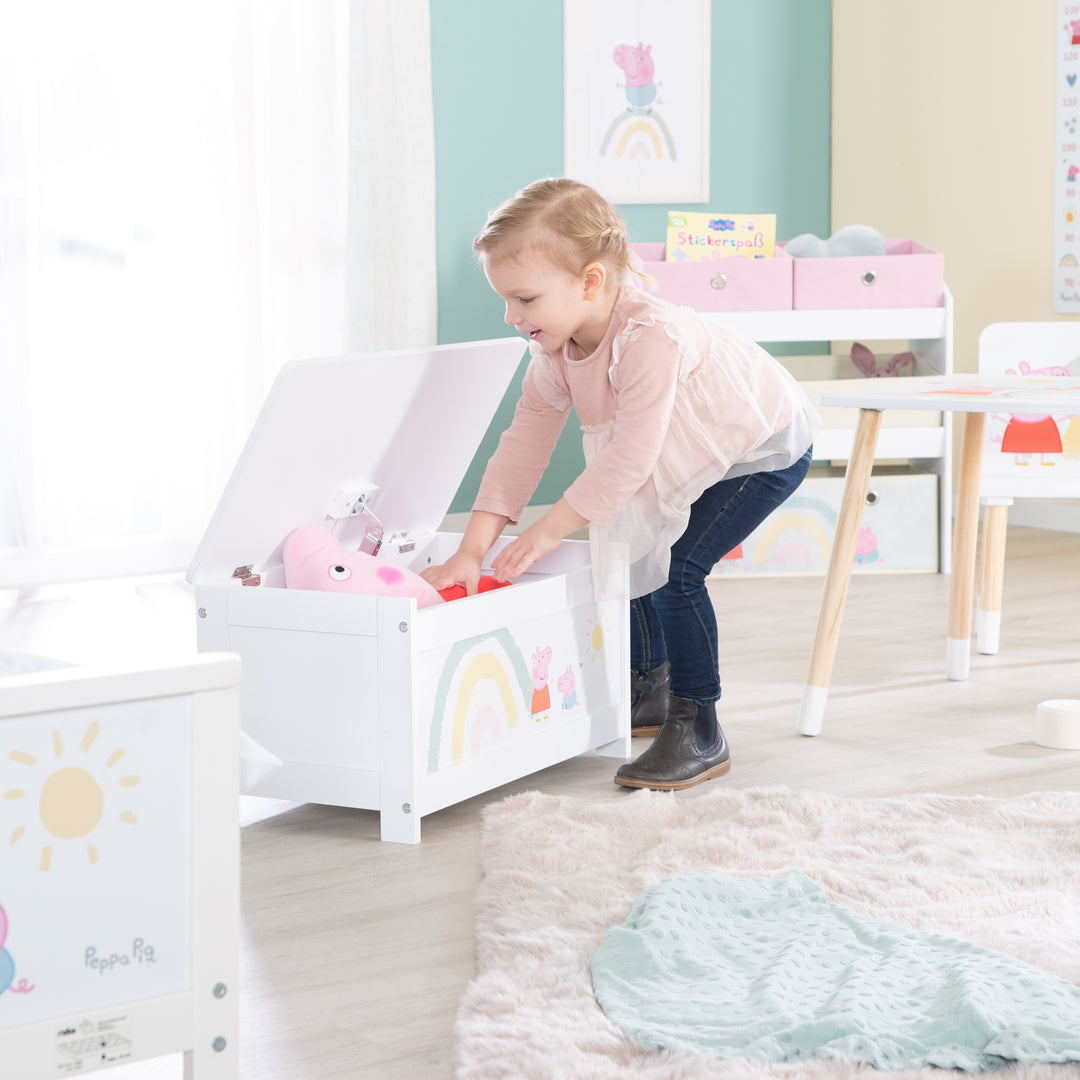 Spielzeugtruhe 'Peppa Pig' aus Holz - Klappbare Sitzfläche - Weiß / Rosa – Milieubild (6/7)