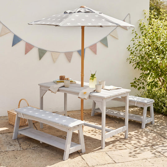 Ensemble table et chaises outdoor+ 1 table, 2 bancs, parasol & coussins d'assise 'Little Stars' - Gris – Photo d'ambiance (6/16)