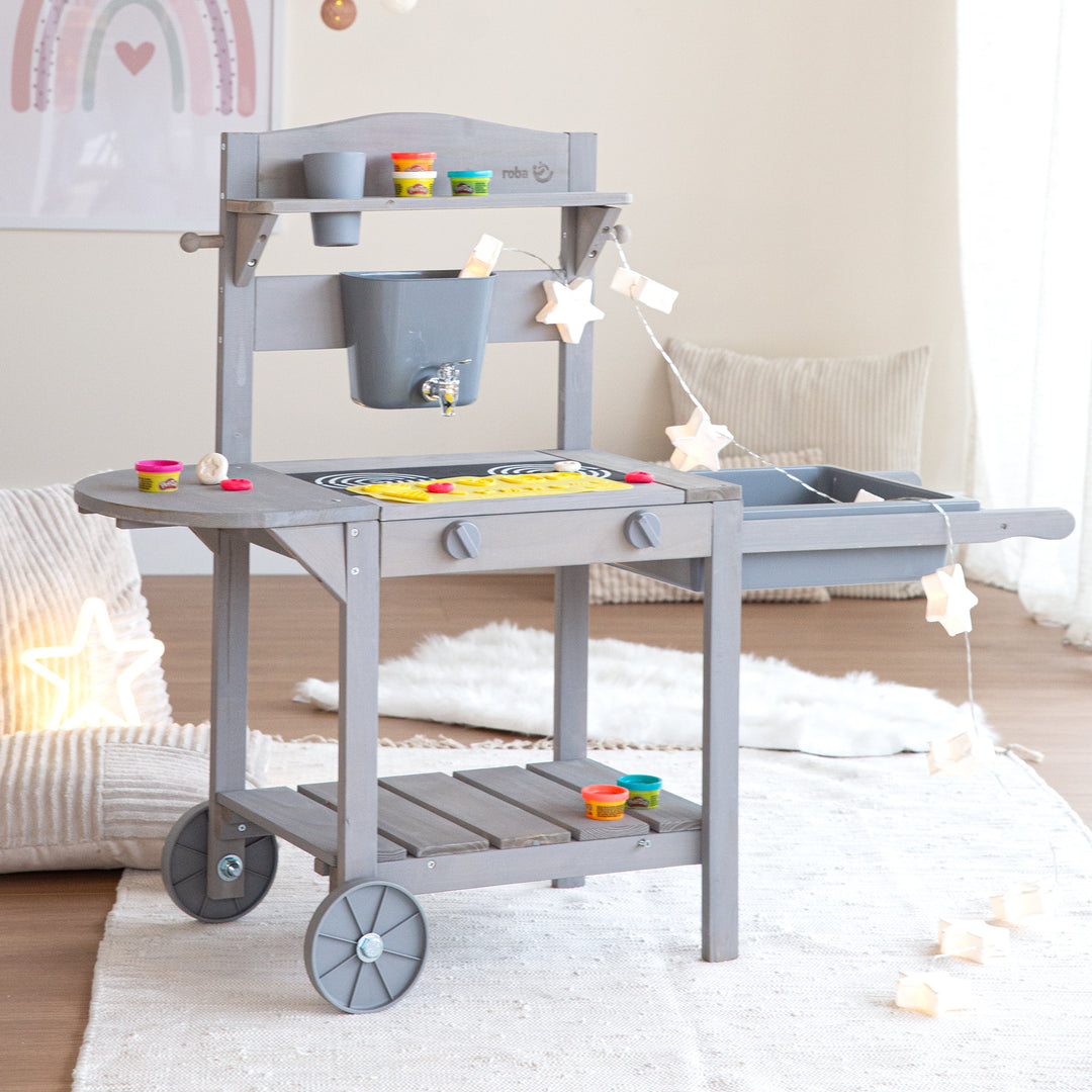 Mobile Matsch- & Spielküche BBQ für Kinder - FSC-zertifiziertes Holz - Grau lasiert – Milieubild (21/21)