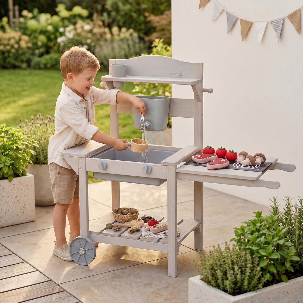 Mobile Matsch- & Spielküche BBQ für Kinder - FSC-zertifiziertes Holz - Grau lasiert – Milieubild (2/21)