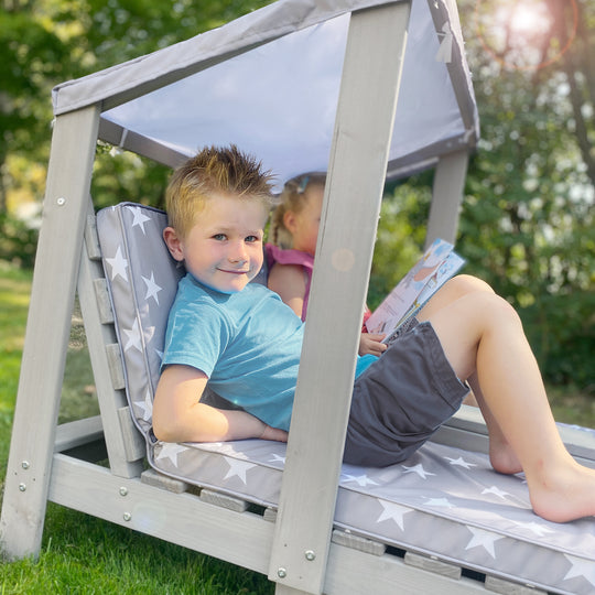 Outdoor Children's Lounger incl. Polster 'Little Stars' - FSC Certified Solid Wood - Grey – Lifestyle Image (2/7)