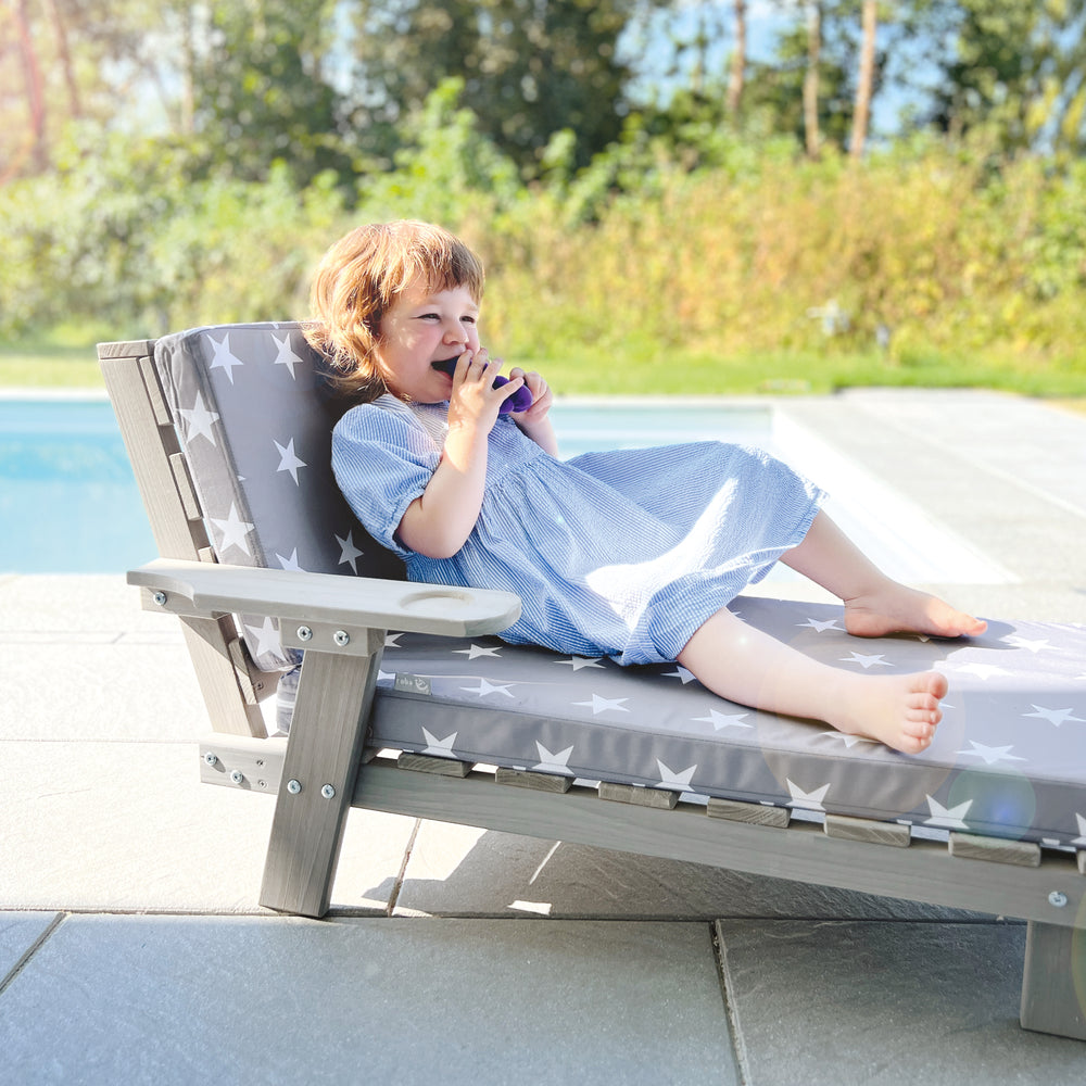 Outdoor Children's Lounger Made of FSC Zertifiziertem Wood incl. Seat Padding - Grey Glazed – Lifestyle Image (2/8)