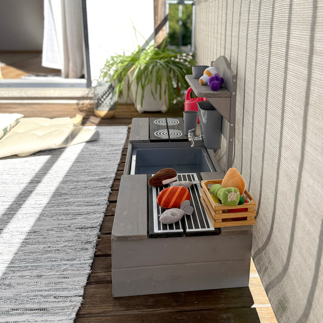 2in1 bac à sable de balcon & cuisine d'extérieur - Certifié FSC® - Bois massif lasuré gris – Photo d'ambiance (14/15)