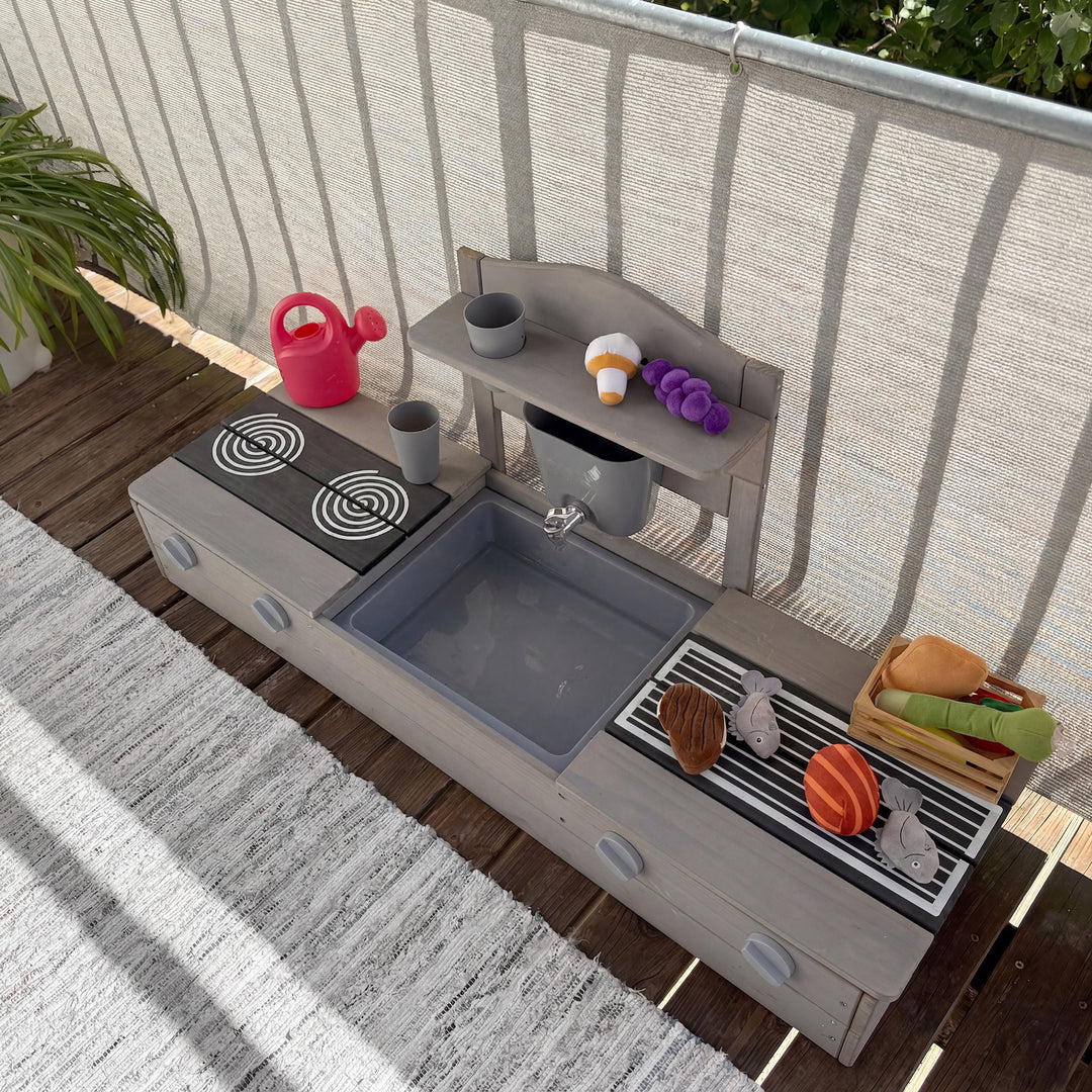 2in1 bac à sable de balcon & cuisine d'extérieur - Certifié FSC® - Bois massif lasuré gris – Photo d'ambiance (5/15)