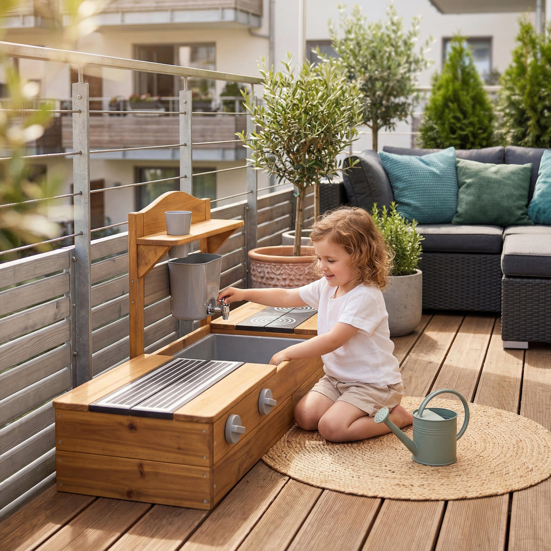 2in1 Balkonsandkasten & Matschküche - FSC®-zertifiziert - Teakfarben lasiertes Massivholz – Milieubild (2/6)