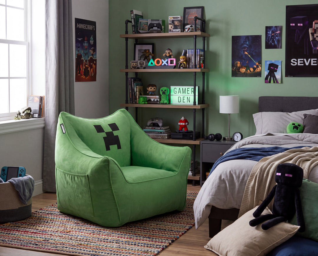 Grüner Sitzsack-Sessel mit Creeper-Gesicht auf buntem Teppich im Gaming-Kinderzimmer mit Regal, Postern und Bett. Vollständig KI generiert.