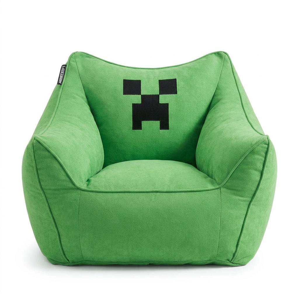 Grüner Sitzsack-Sessel mit Armlehnen und gesticktem schwarzem Creeper-Pixelgesicht, Frontansicht vor weißem Hintergrund.