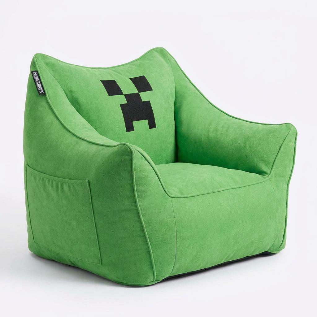 Grüner Sitzsack-Sessel mit Creeper-Gesicht in Schrägansicht, seitliche Tasche sichtbar, vor weißem Hintergrund.