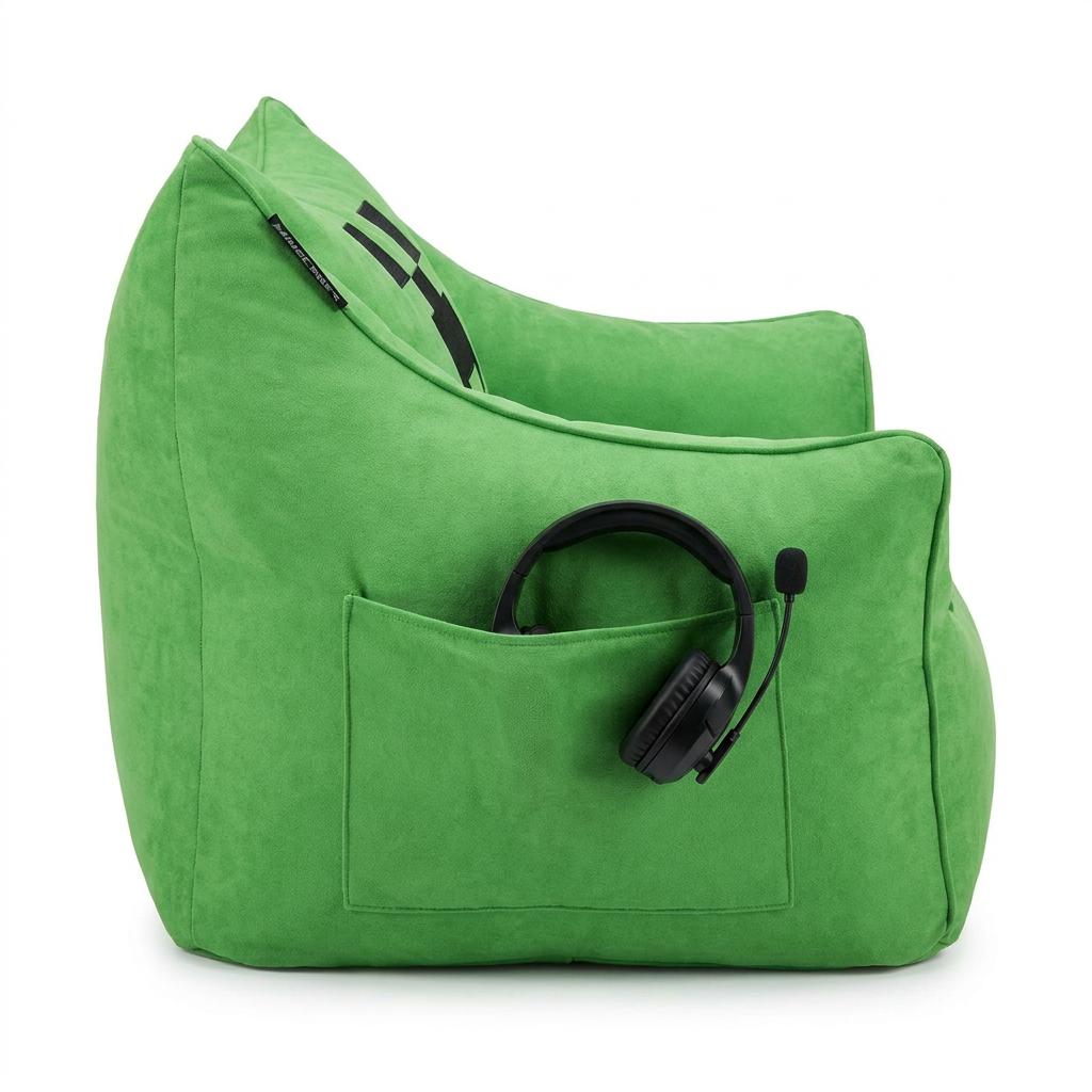 Grüner Sitzsack-Sessel in Seitenansicht mit Headset im aufgesetzten Seitenfach, vor weißem Hintergrund.