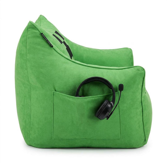 Grüner Sitzsack-Sessel in Seitenansicht mit Headset im aufgesetzten Seitenfach, vor weißem Hintergrund.