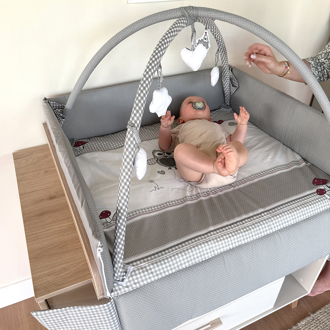 Babynest 'Adam & Eule', 4in1, Wickelauflage, Spieldecke, Activity Center & Laufgittereinlage – Milieubild (2/6)