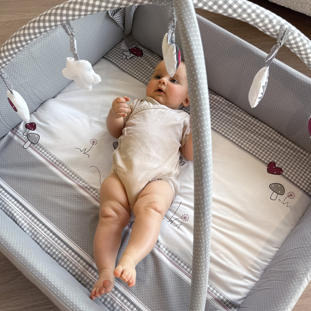 Babynest 'Adam & Eule', 4in1, Wickelauflage, Spieldecke, Activity Center & Laufgittereinlage – Milieubild (5/6)