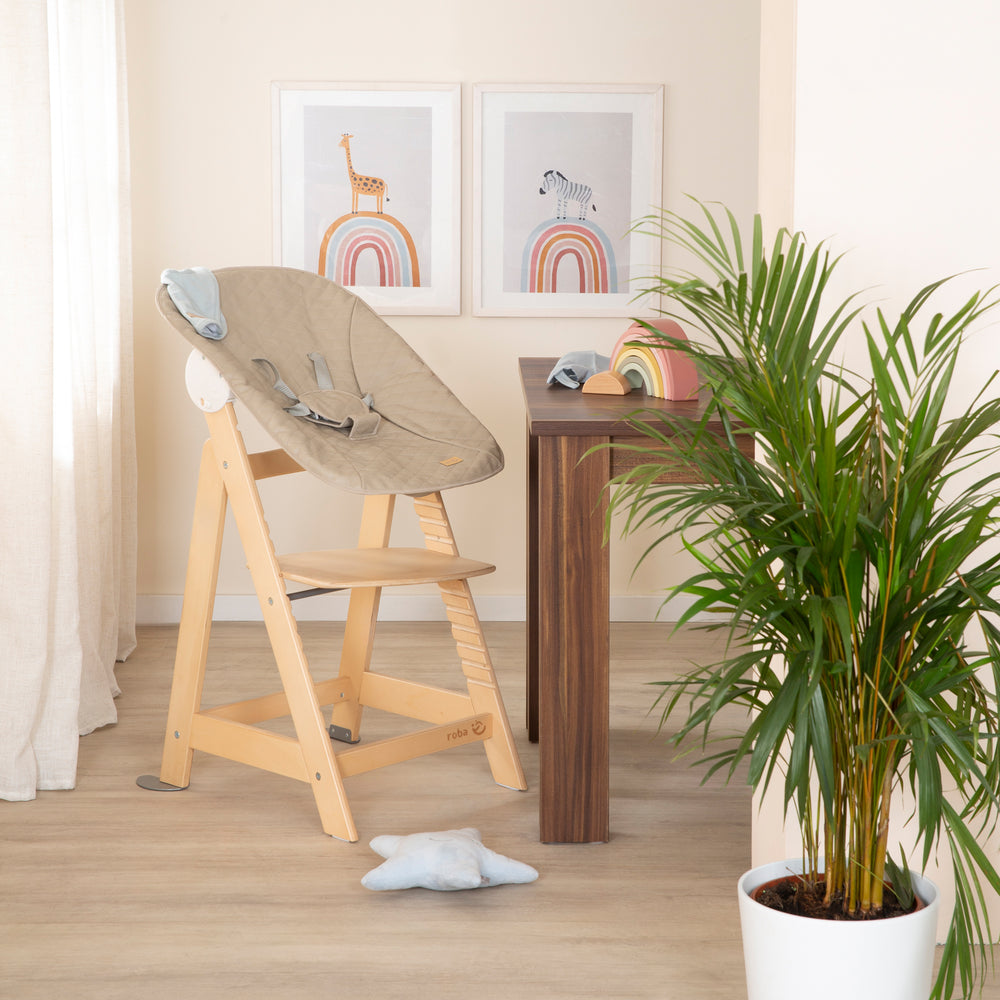 Seggiolone set 2in1 'Born Up' - Seggiolone evolutivo 'Sit Up' + elemento removibile 'Greyish trapuntato - Naturale – Foto d'ambiente (2/25)