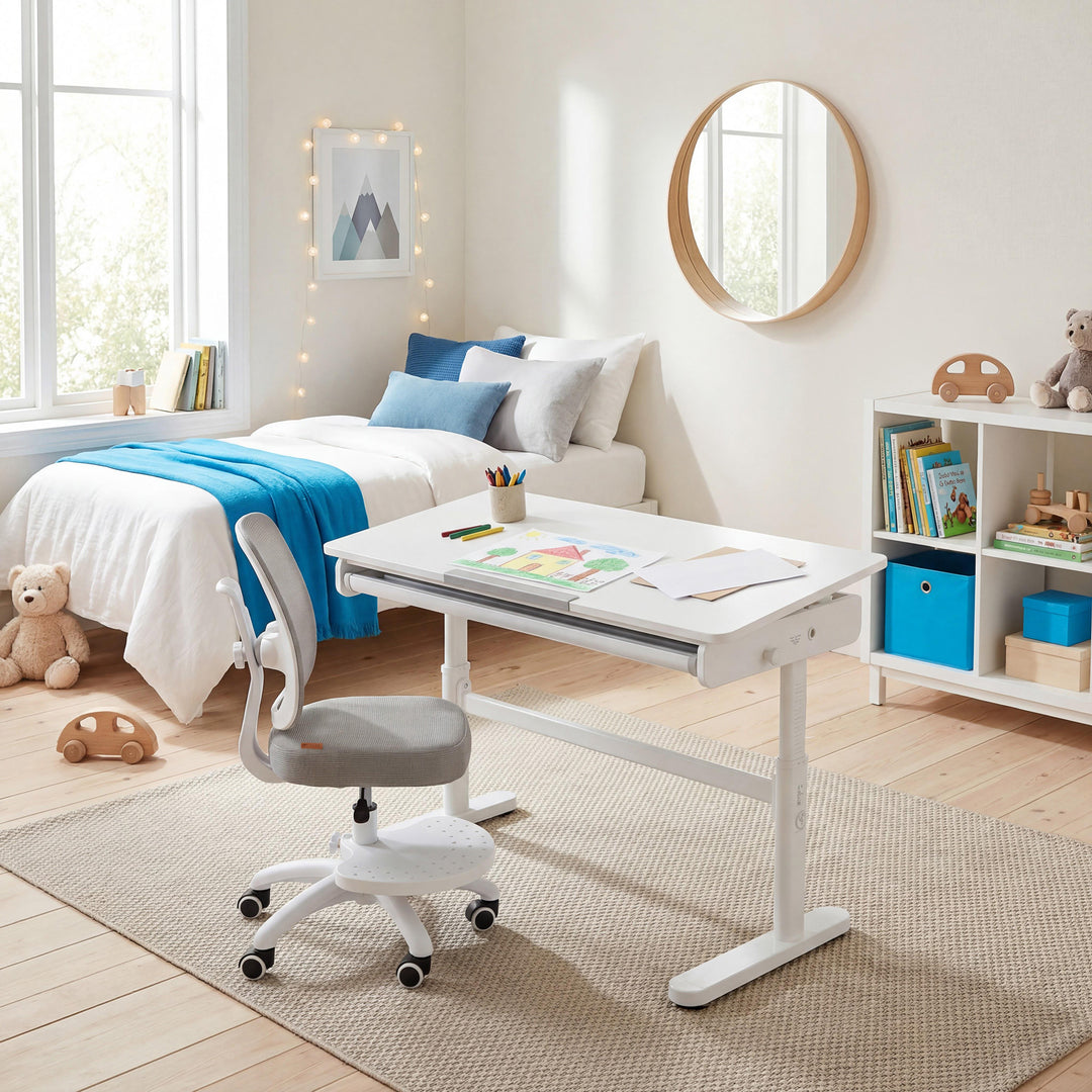 Kinderschreibtisch mit Schublade - Höhenverstellbar - Ergonomisches Design mit Stauraum & neigbarer Arbeitsfläche - Weiß – Milieubild (9/19)