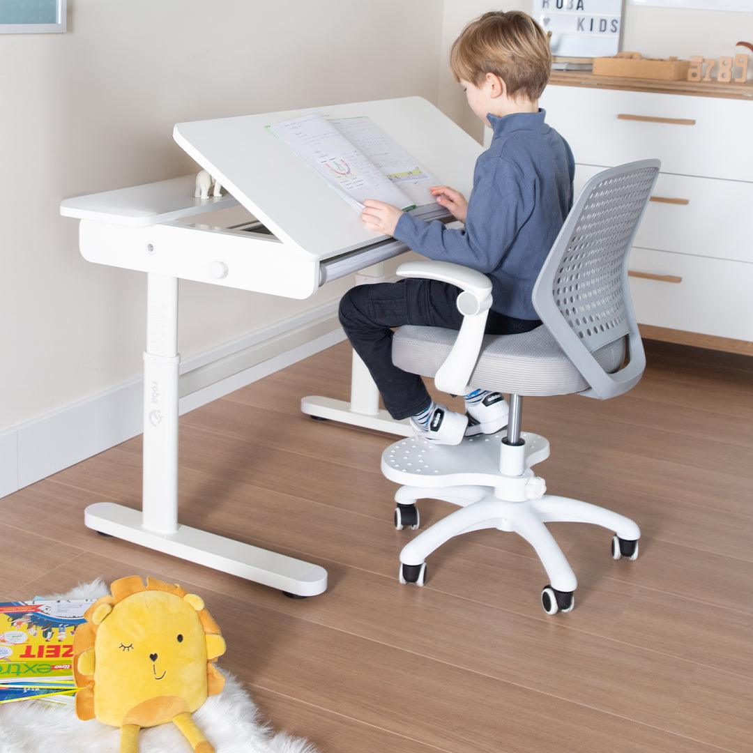 Kinderschreibtisch mit Schublade - Höhenverstellbar - Ergonomisches Design mit Stauraum & neigbarer Arbeitsfläche - Weiß – Milieubild (11/19)