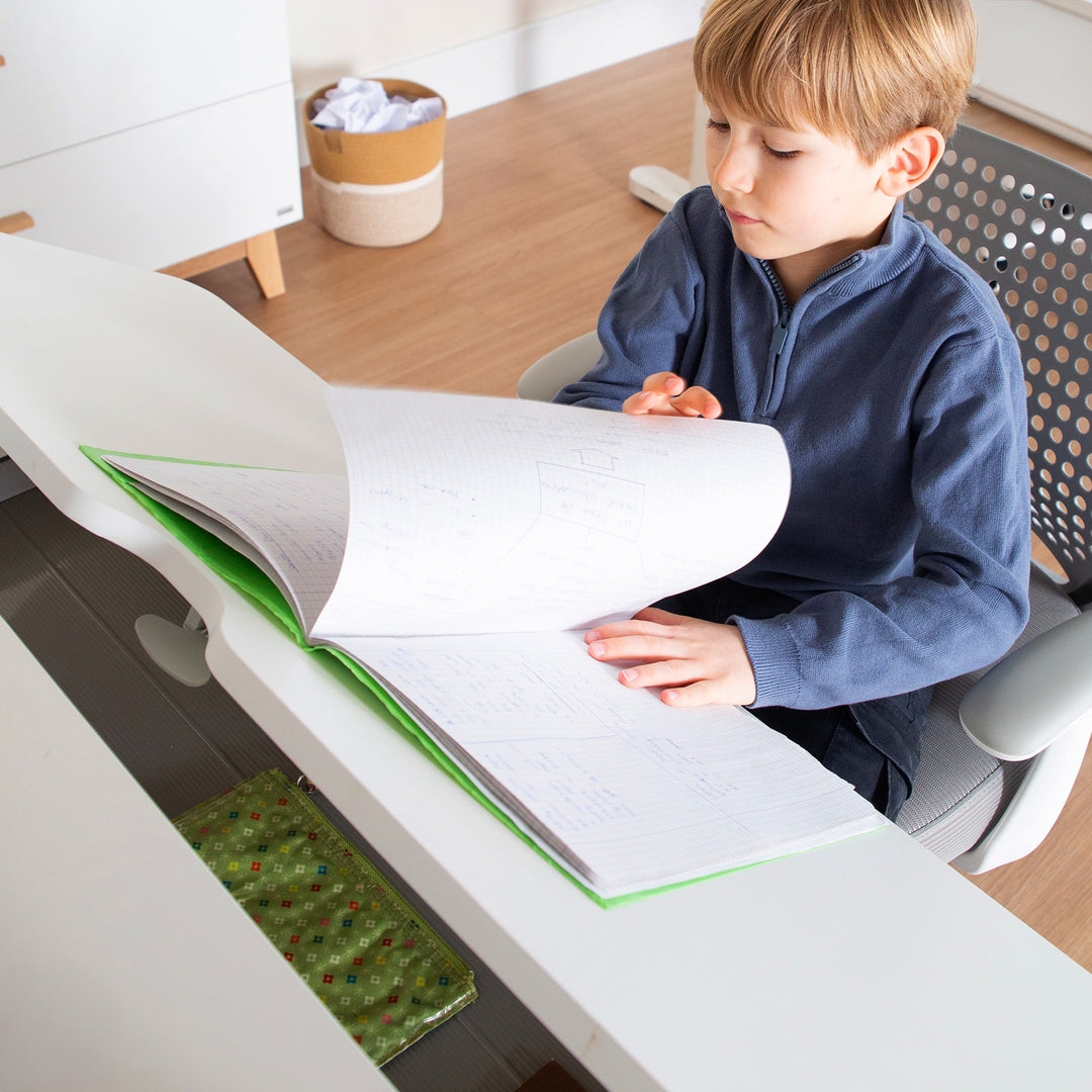 Kinderschreibtisch mit Schublade - Höhenverstellbar - Ergonomisches Design mit Stauraum & neigbarer Arbeitsfläche - Weiß – Milieubild (12/19)