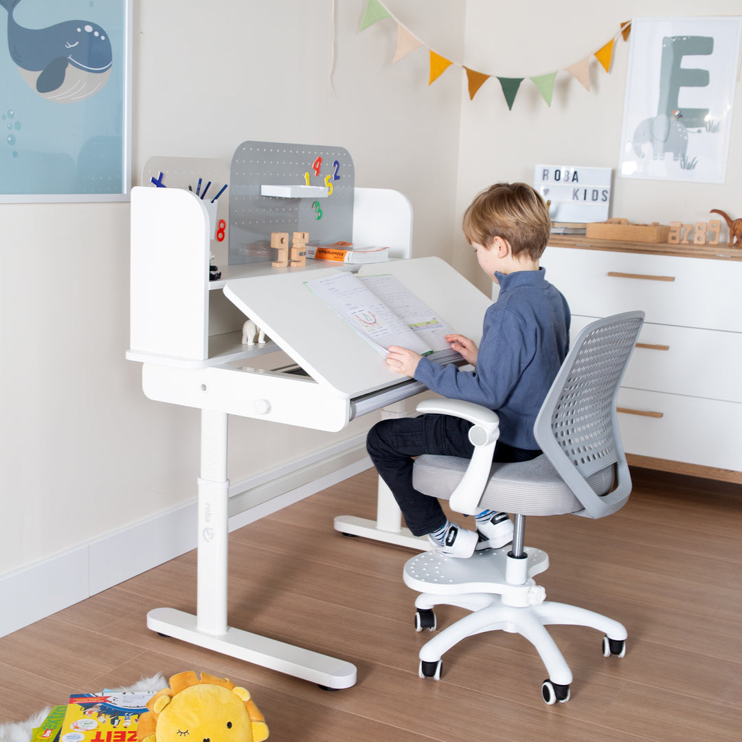 Kinderschreibtisch mit Schublade - Höhenverstellbar - Ergonomisches Design mit Stauraum & neigbarer Arbeitsfläche - Weiß – Milieubild (16/19)