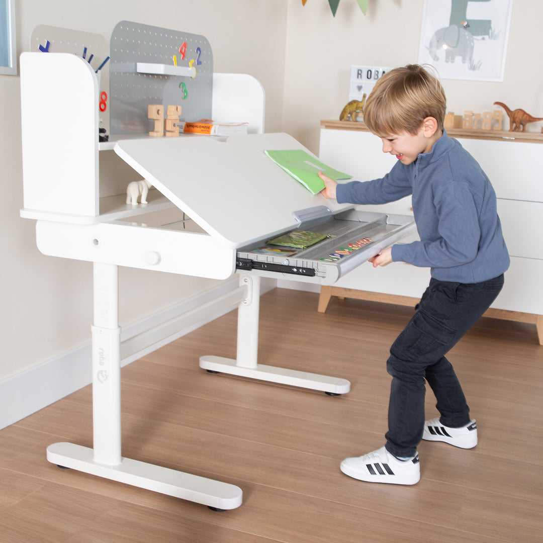 Kinderschreibtisch mit Schublade - Höhenverstellbar - Ergonomisches Design mit Stauraum & neigbarer Arbeitsfläche - Weiß – Milieubild (17/19)
