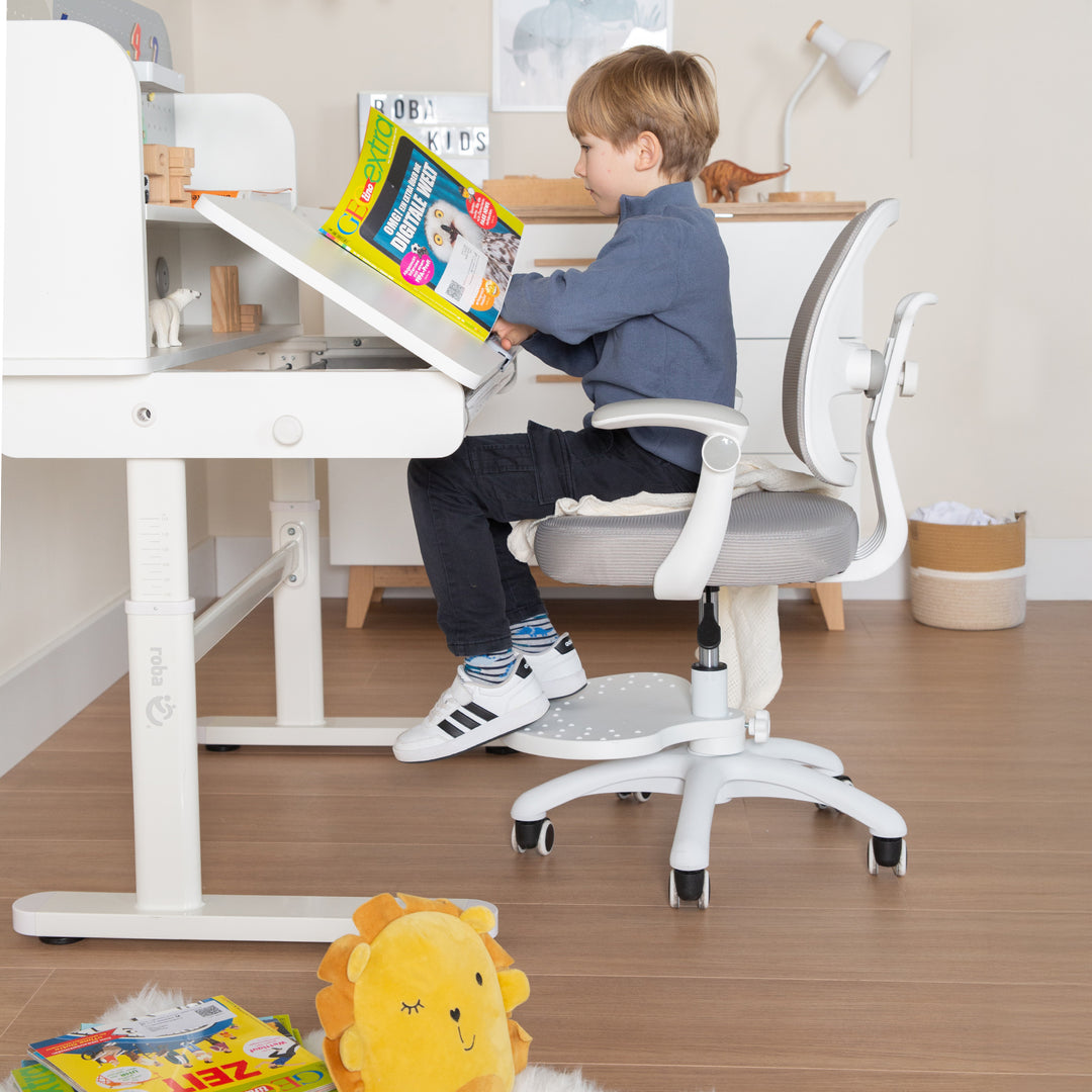 Kinderschreibtisch mit Schublade - Höhenverstellbar - Ergonomisches Design mit Stauraum & neigbarer Arbeitsfläche - Weiß – Milieubild (18/19)