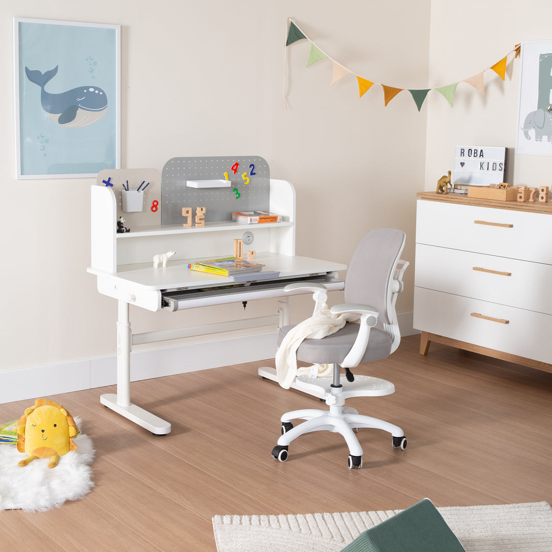 Kinderschreibtisch mit Schublade - Höhenverstellbar - Ergonomisches Design mit Stauraum & neigbarer Arbeitsfläche - Weiß – Milieubild (19/19)