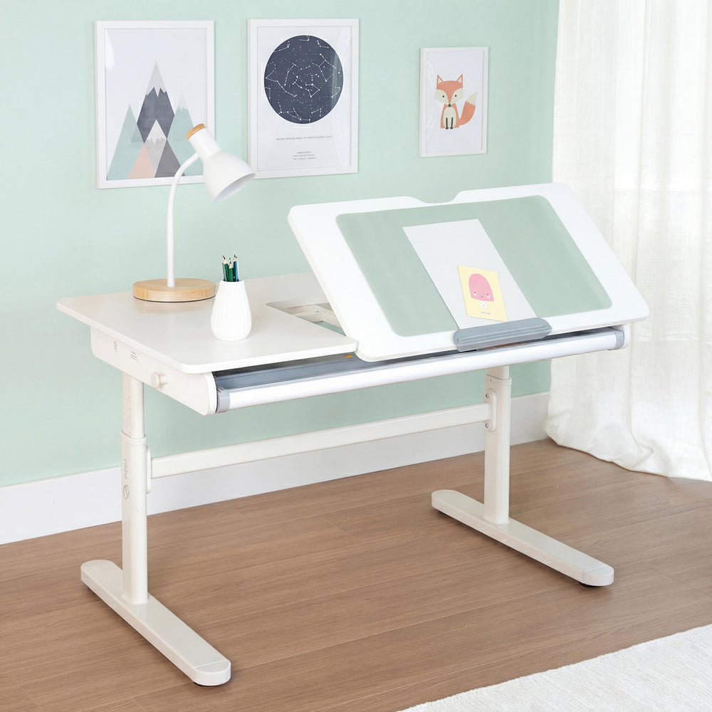 Kinderschreibtisch mit Schublade - Höhenverstellbar - Ergonomisches Design mit Stauraum & rechte Arbeitsfläche neigbar - Weiß – Milieubild (2/22)