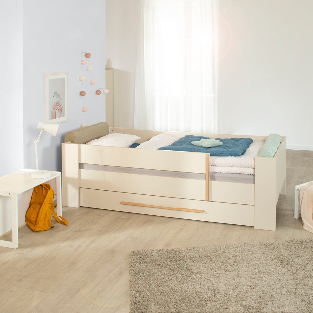Kinderbett 'Flexi Grow' mit Absturzsicherung in Cashmere im Kinderzimmer, mit blauer Bettwäsche und Schreibtisch