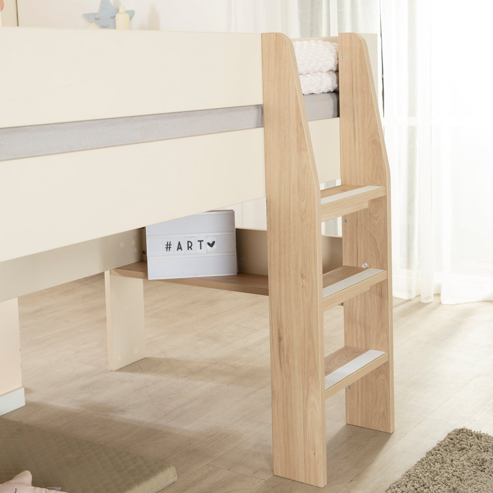 Nahaufnahme der Holzleiter am halbhohen Bett 'Flexi Grow' im Kinderzimmer mit Aufbewahrungsbox