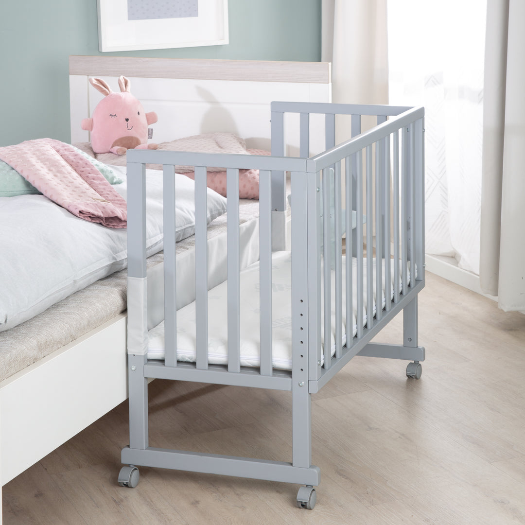 Nursery & Bedside Crib 'roba Style' 3 in 1 in Taupe incl. Mattress & Cot Bumper – Lifestyle Image (2/12)