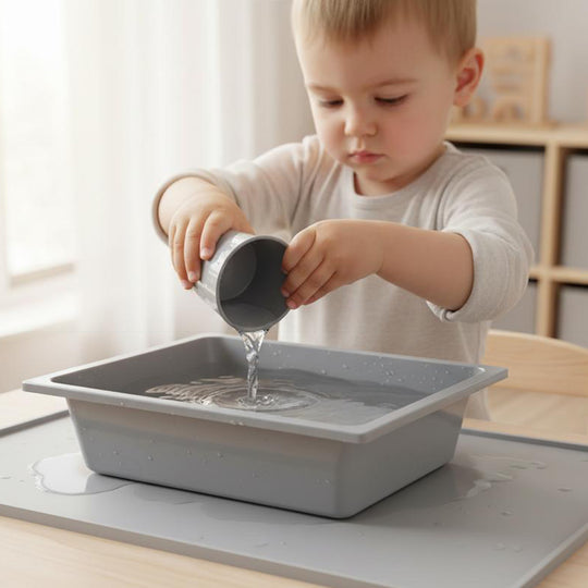 Bandeja de juegos de plástico para mobiliario de juegos de exterior - Capacidad ca. 6-7 liter - Gris – Foto ambientada (2/7)