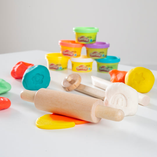 Roba x Play-Doh Compact Play Set - Holzwerkzeuge, Play-Dough Tubs & Apron – Lifestyle Image (2/12)