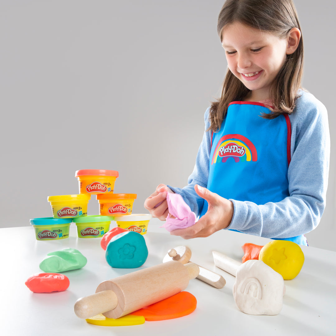 Roba x Play-Doh Compact Play Set - Holzwerkzeuge, Play-Dough Tubs & Apron – Lifestyle Image (3/12)