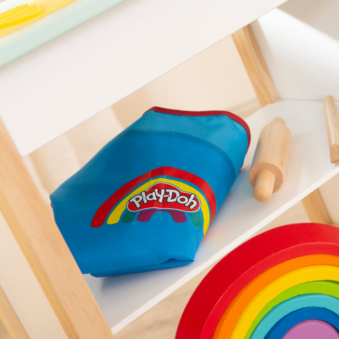 Roba x Play-Doh Compact Play Set - Holzwerkzeuge, Play-Dough Tubs & Apron – Lifestyle Image (4/12)