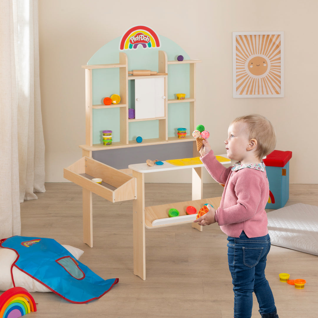 Roba x Play-Doh Compact Play Set - Holzwerkzeuge, Play-Dough Tubs & Apron – Lifestyle Image (5/12)
